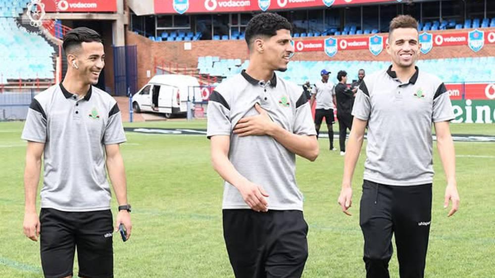 لاعبو الجيش الملكي يتفقدون أرضية ملعب "لوفتوس" قبل مواجهة سان داونز غدا الأحد