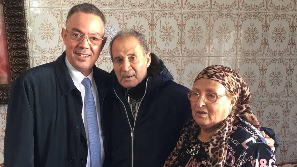 لقجع يزور الدولي المغربي السابق أحمد فرس في بيته للاطمئنان على صحته