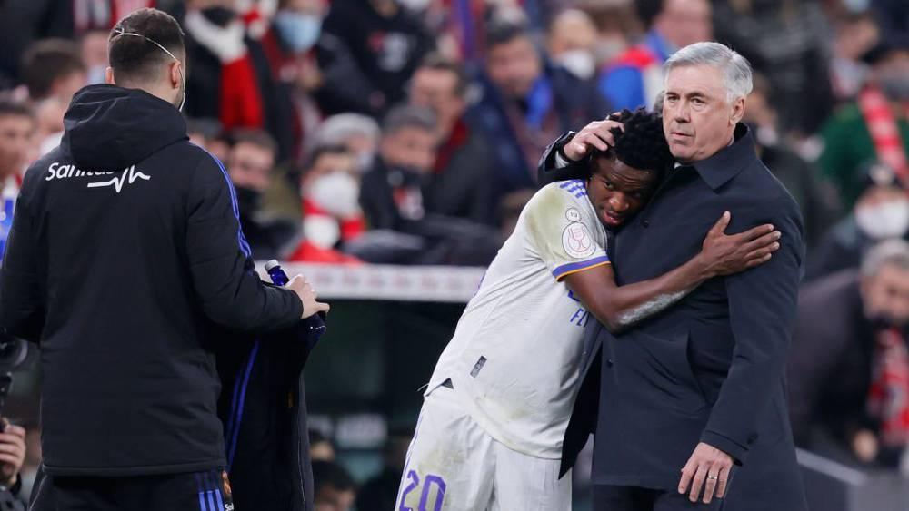 بعد ارتباط اسمه بعرض سعودي "ضخم".. أنشيلوتي يوضح بشأن مُستقبل فيني: "إنه يُريد كتابة التاريخ مع الرّيال"