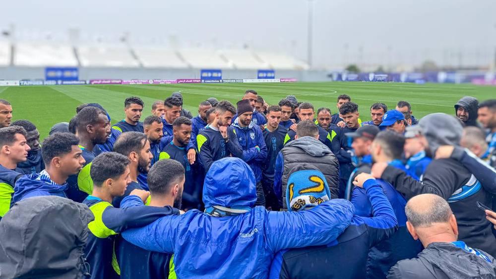 أعضاء فصيل "هيركوليس" يقومون بزيارة دعم للاعبي اتحاد طنجة قبل مواجهة نهضة بركان
