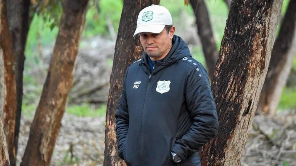 مساعد مدرب الدفاع الجديدي محتجا على التحكيم: "يجب إيقاف هذه المهزلة.. لقجع يقدم صورة رائعة عن كرتنا وآخرون يهدمونها"