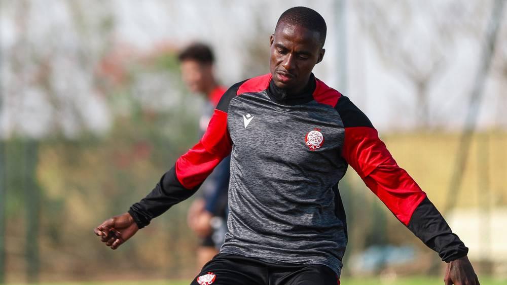 الجنوب أفريقي لورش يخوض أول حصة تدريبية مع فريقه الجديد الوداد تأهبا لمواجهة حسنية أكادير