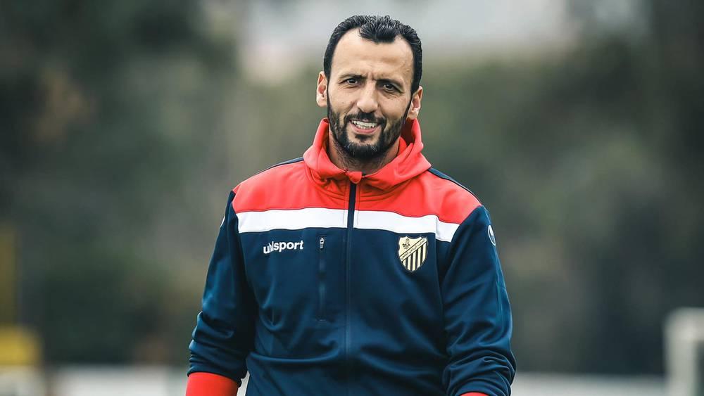 المغرب الفاسي مُهدّد بمواجهة النادي المكناسي بدون خدمات مدربه أكرم الروماني بسبب صعوبات في استصدار رُخصة تأهيله