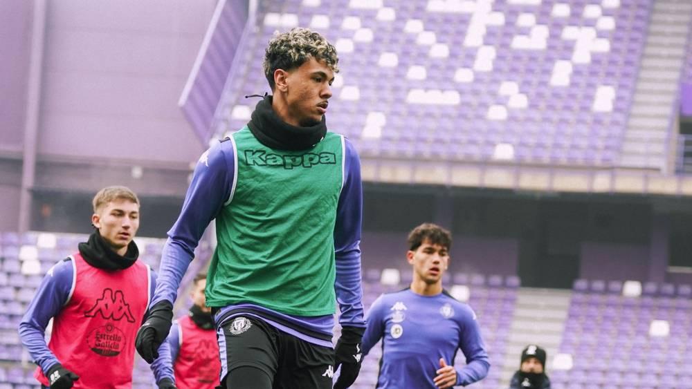 برشلونة يراقب المغربي آدم أزنو تمهيدًا لإعادته إلى "كامب نو"