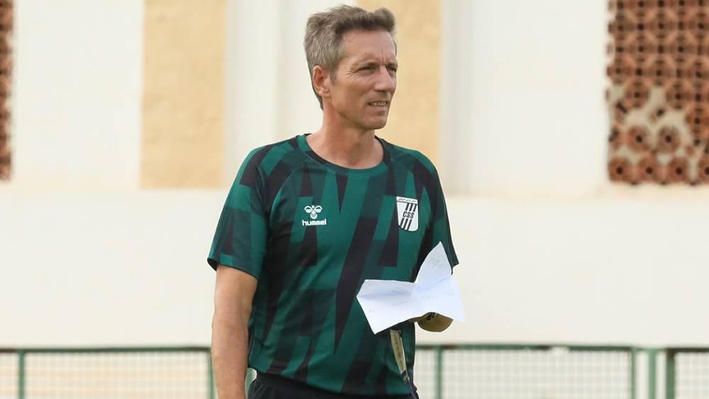 الجيش الملكي يتفق مع البرتغالي ألكسندر سانتوس لتدريب الفريق خلفاً لفيلود