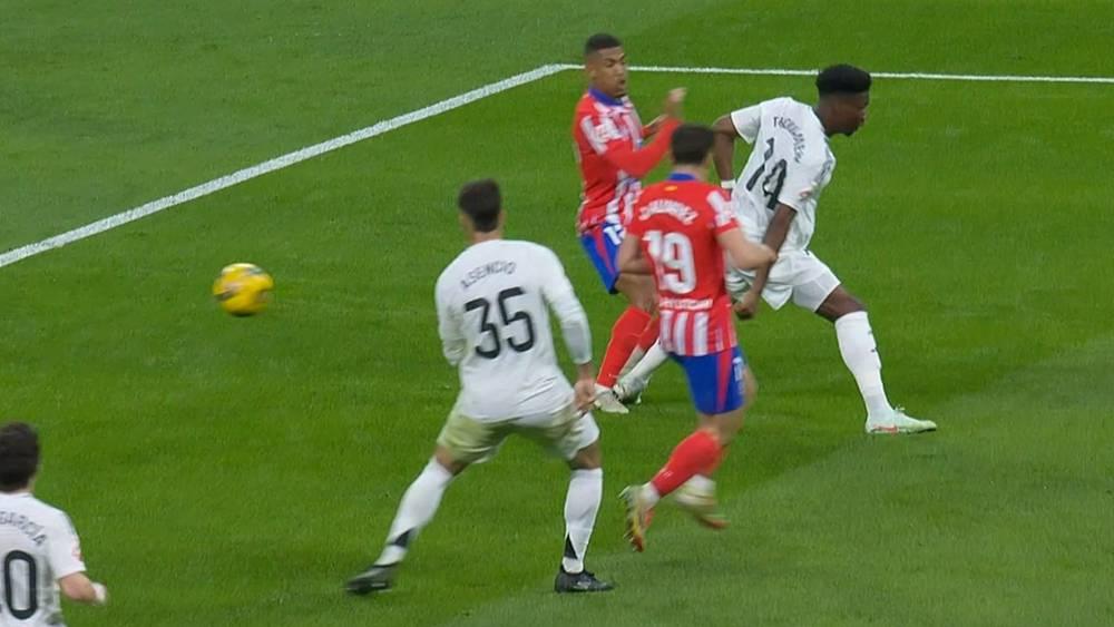 قناة ريال مدريد تهاجم التحكيم من جديد: "تم التلاعب بصور اللقطة التي احتسبت من خلالها ركلة جزاء!"