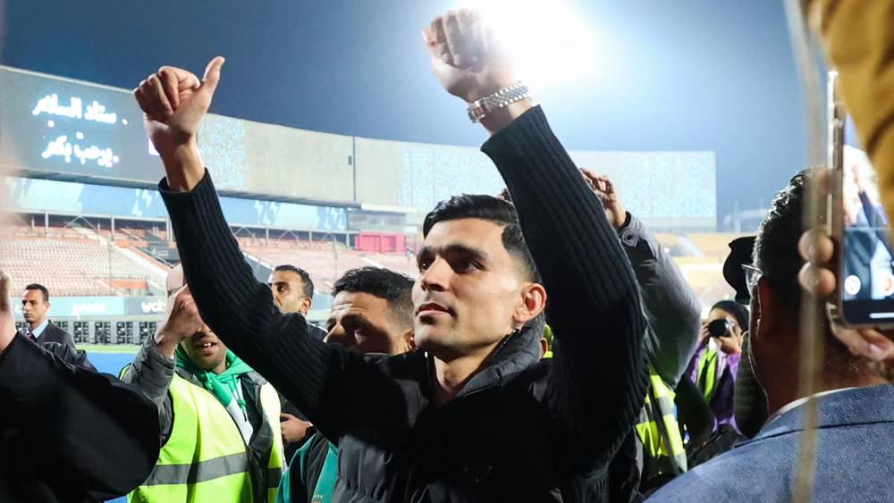 أشرف بنشرقي يختار ارتداء قميص يحمل رقم "34" رفقة الأهلي دعما لعبد الحق نوري