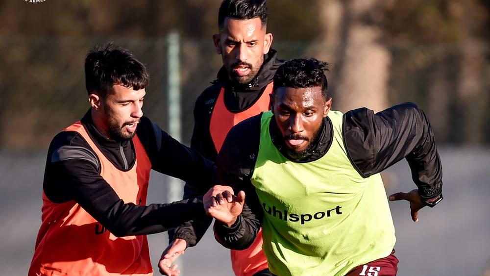 الجيش الملكي يخوض اليوم الثلاثاء حصته التدريبية الأولى تحت قيادة مدربه الجديد سانتوس.. تركيزٌ على اللّعب بالكرة وبناء الهجمة من الخلف