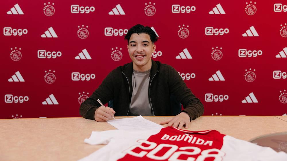 رسميا/ "المغربي الأصل" ريان بونيدا (18 عامًا) يوقع عقدًا جديدًا مع أياكس حتى 2028