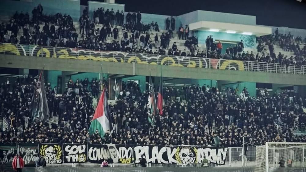 فصيل "بلاك آرمي" يَعزُو مغادرته "ملعب القنيطرة" أثناء مباراة الفتح إلى تضامنه مع الجماهير العسكرية إثر حادثة سير أثناء تنقُّلها