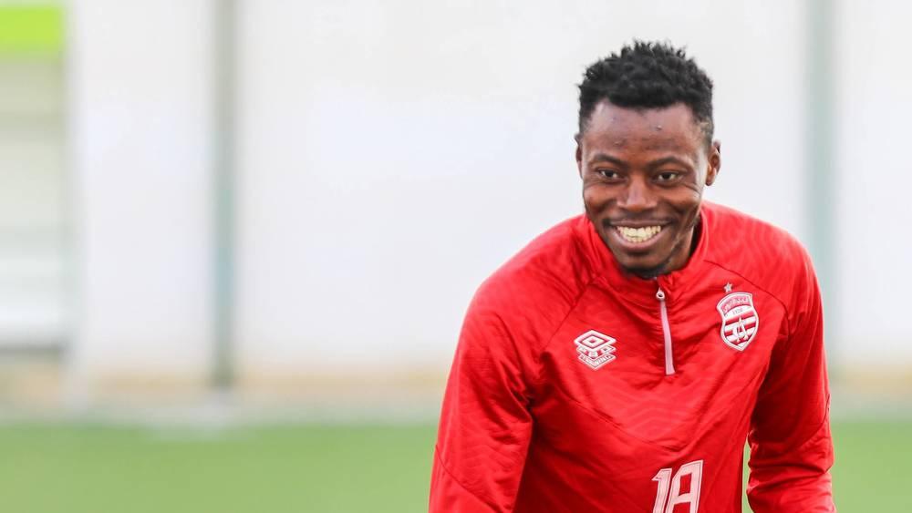 مازيمبي يشكو النادي الأفريقي إلى الفيفا بسبب التعاقد غير القانوني مع كينزومبي وتزوير جنسيته