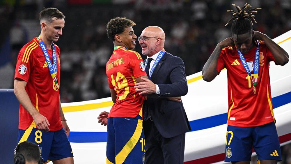 دي لافوينيتي يدافع عن يامال: "عدم إحرازه للأهداف منذ مدة؟ إنه فخر الكرة الإسبانية ولا تنسوا أنه في سن الـ17 فقط"