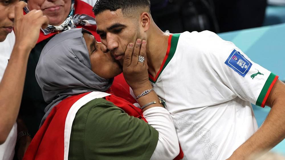 حكيمي: "أعظم إنجازاتي هو أنني تمكنت من جعل والديّ يتوقفان عن العمل وكل ما أنا عليه اليوم هو بفضل أمي"