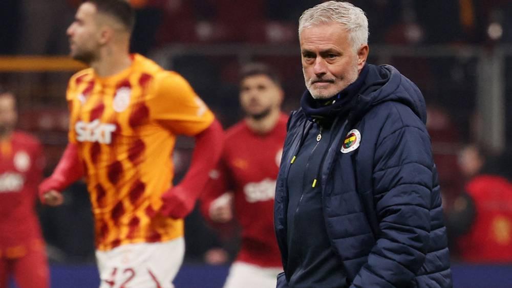 مورينيو يرفع دعوى قضائية ضد غلطة سراي بعد اتهامه بالعنصرية وطالب بتعويض 50 ألف يورو