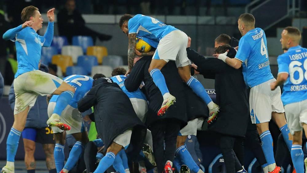 الدوري الإيطالي/ نابولي يفرض التعادل على المتصدر الإنتر في "الوقت القاتل" ويحافظ على فارق النقطة بينهما