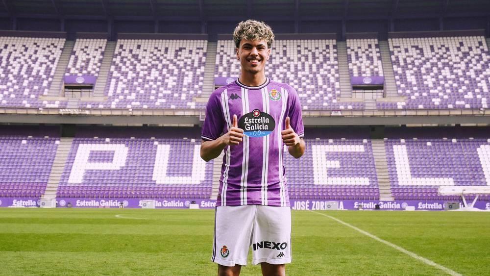 آدم أزنو: "مبارياتي الأولى مع بلد الوليد كانت صعبة بالنسبة لي.. ارتكبت الكثير من الأخطاء لكنني أكتسب وأتعلّم الآن"