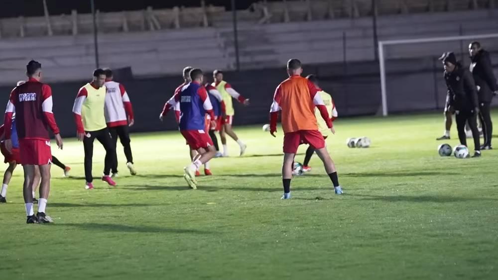 الوداد يخوض تداريبه لأول مرة هذا الموسم بمركب ويلنس تحت الأضواء الكاشفة