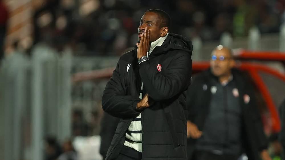 أرضية ملعب العربي الزاولي تثير مخاوف موكوينا قبل مواجهة الفتح