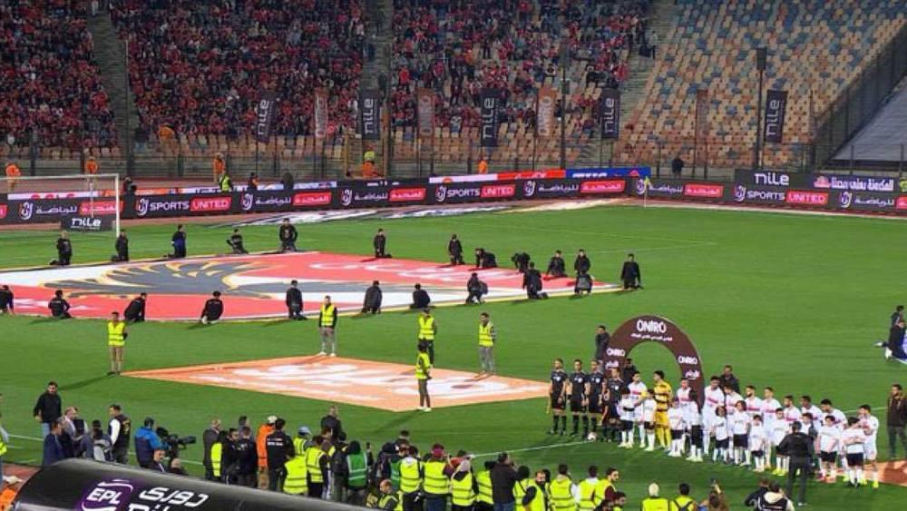 الكرة المصرية تعيش على وقع فضيحة بطلها الأهلي بعد انسحابه في الديربي أمام الزمالك بسبب عدم تعيين حكم أجنبي!