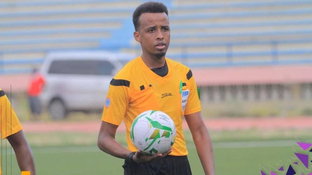 الحكم الصومالي عمر أرتان يقود مباراة بيراميدز أمام الجيش الملكي في ذهاب ربع نهائي عصبة الأبطال