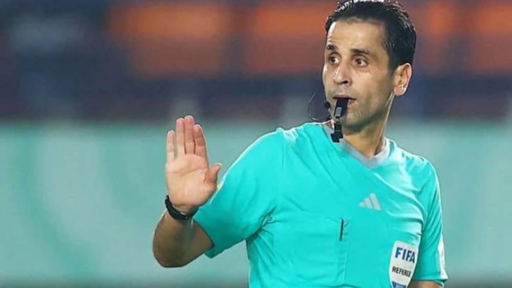 عصبة الأبطال/ الحكم الليبي معتز الشلماني يقود مباراة الإياب بين الجيش الملكي وبيراميدز والتونسي هيثم قيراط في "الفار"