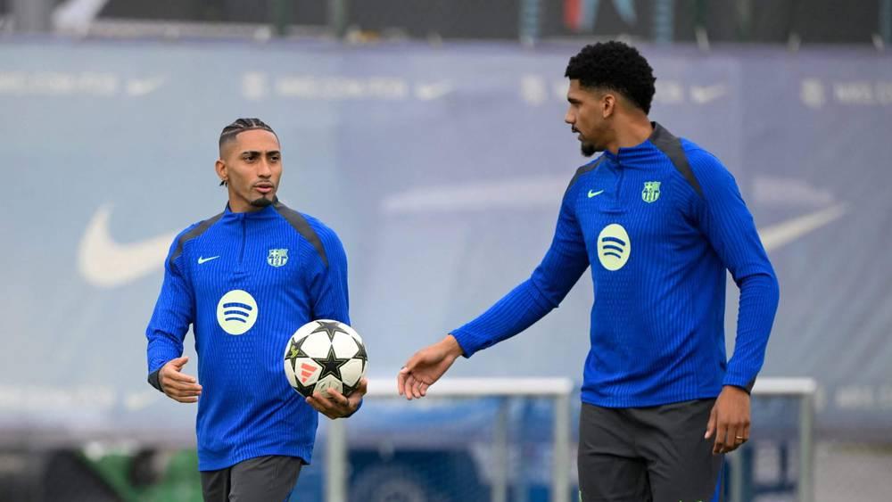 أراوخو ورافينيا يعودان في اللحظات الأخيرة.. طائرة خاصة تنقلهما إلى برشلونة لملاقاة أوساسونا!