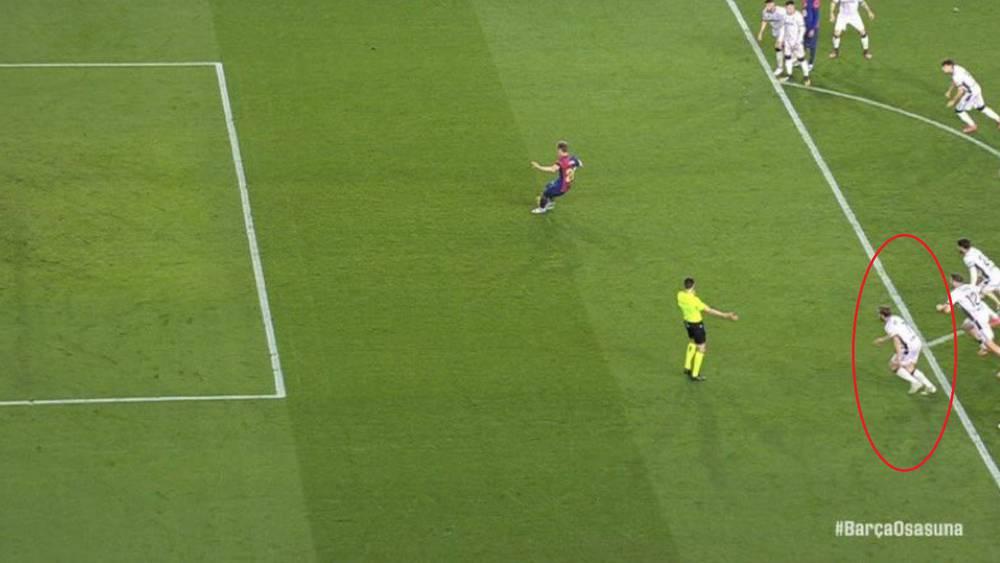 خبير التحكيم بصحيفة "آس": "ركلة جزاء أولمو أعيد تنفيذها لأن لاعب أوساسونا الذي دخل منطقة الجزاء شارك في اللقطة"