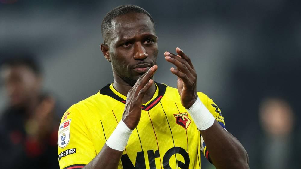 من بينهم قميص ميسي ورونالدو.. اللاعب الفرنسي موسى سيسوكو يعرض 65 قميصا للبيع لتمويل أكاديمية في السنغال