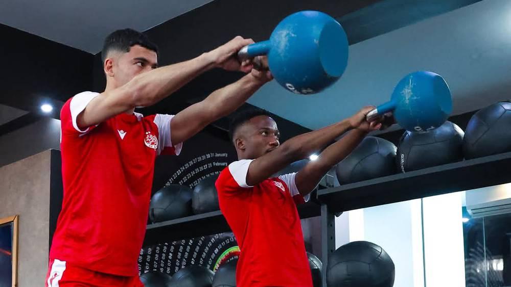 لاعبو الوداد يخوضون حصة داخل قاعة تقوية العضلات قبل عطلة عيد الفطر