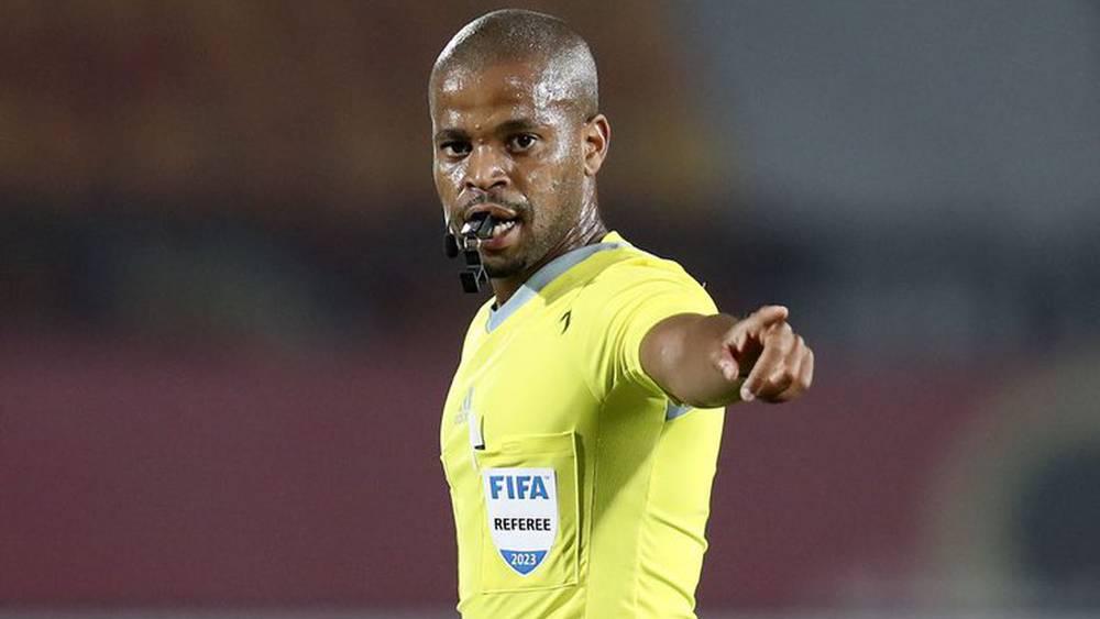 الحكم الجنوب أفريقي توم أبونجيل يقود مباراة الإياب بين نهضة بركان وأسيك ميموزا