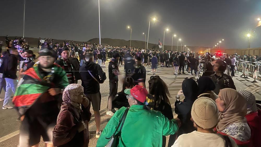جماهير الجيش الملكي لا زالت خارج ملعب “30 يونيو" قبل أقل من 20 دقيقة من بداية المباراة!