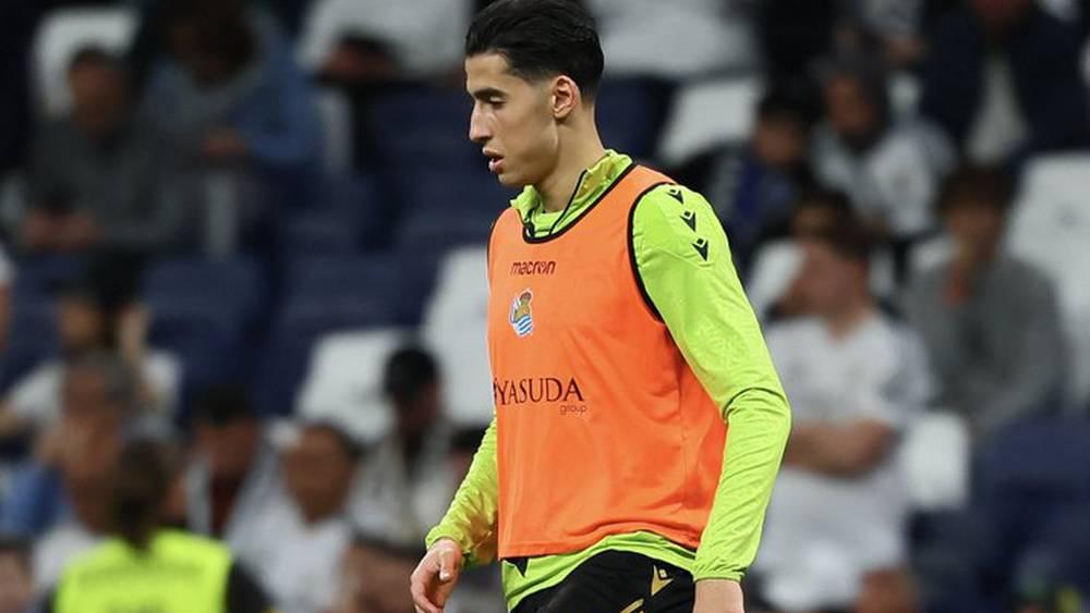 نايف أكرد يغادر الملعب "مصابا" في مباراة ريال سوسيداد ومضيفه ريال مدريد