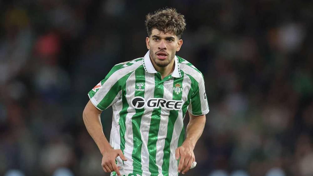 بيليغريني يستبعد الزلزولي من قائمة بيتيس لمواجهة برشلونة