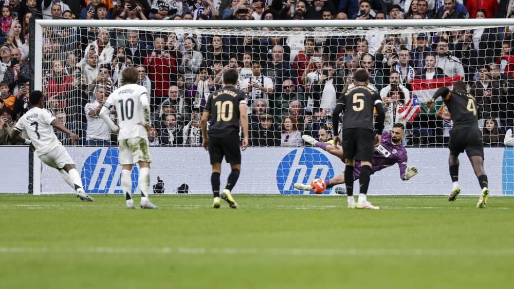 حارس فالنسيا: "قلت لفينيسيوس بأن يعطيني 50 يورو في حال التصدي لركلة الجزاء"