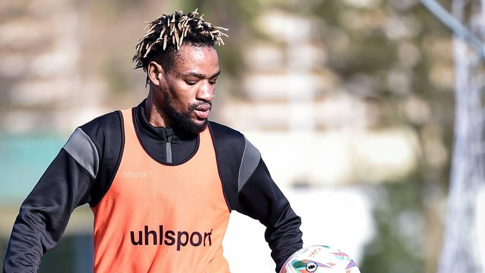 إينونغا يتعرض للإصابة ويُغادر أرضية الملعب باكيا في الشوط الأول من لقاء الجيش الملكي وبيراميدز