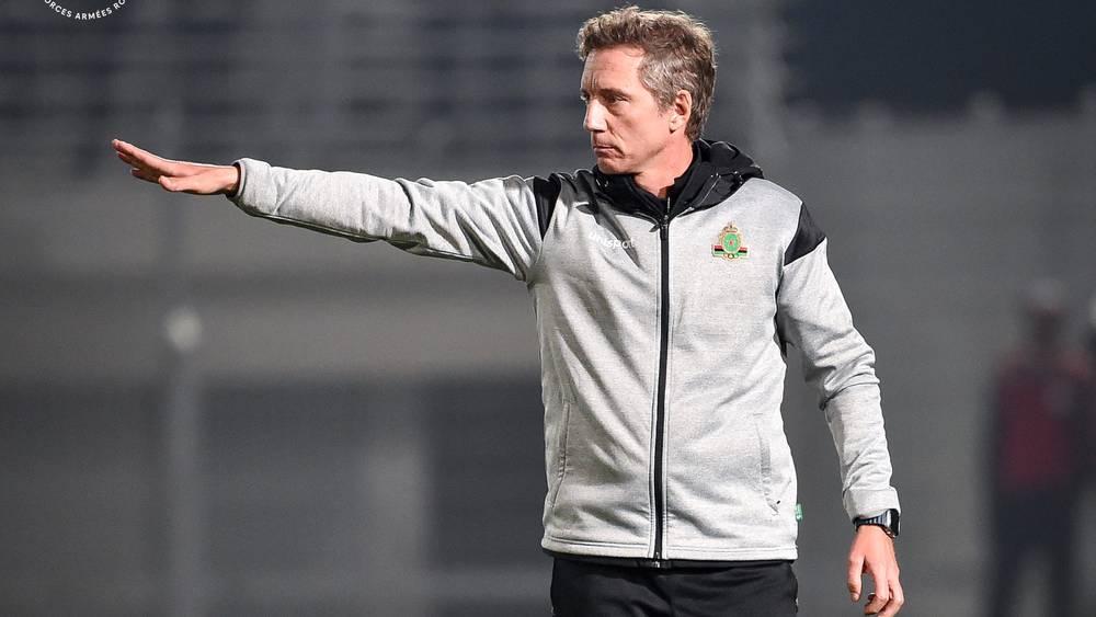 الجيش الملكي يتجه لتجديد الثقة في مدربه سانتوس رغم الإقصاء من دوري أبطال أفريقيا