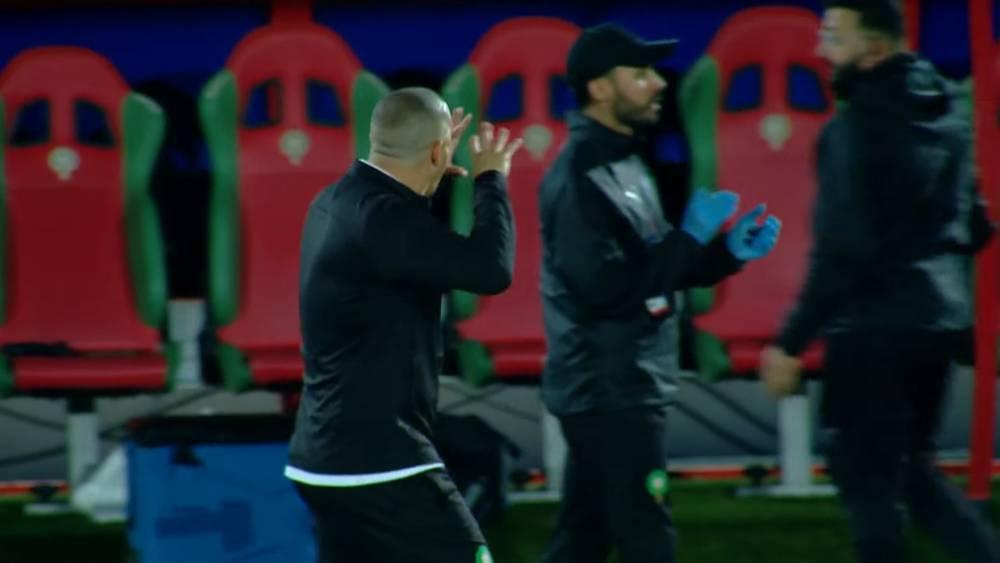 حركة "لا رياضية" لِنبيل باها تجاه الجماهير بعد تسجيل ابنه هدف التقدم للمنتخب المغربي ضد جنوب أفريقيا