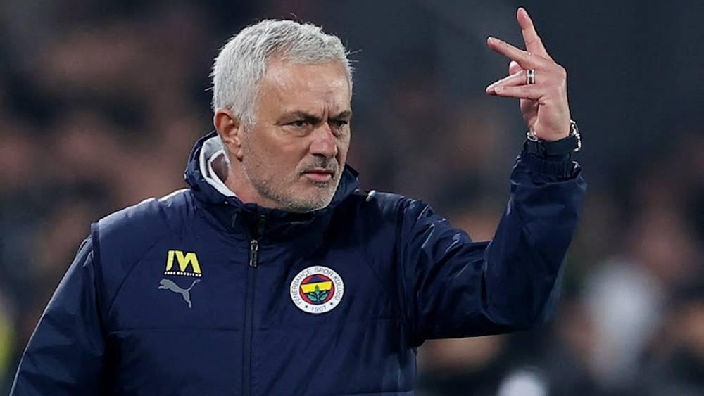 مورينيو: "النصيري سيكون سلاحنا في المباريات السبع المتبقية من الدوري التركي"