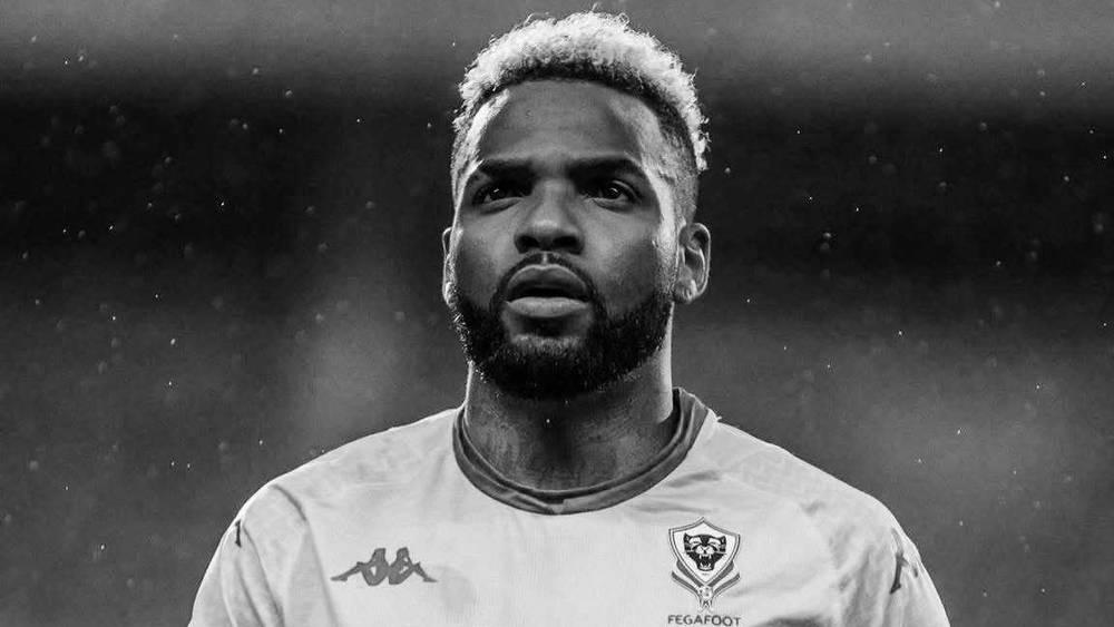 وفاة المهاجم الغابوني آرون بوبيندزا بعد سقوطه من الطابق الـ11