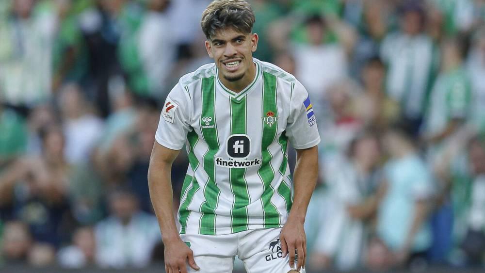 بعد غيابه لأربع مباريات متتالية.. الزلزولي يعود إلى قائمة ريال بيتيس في مواجهة جاجيلونيا بياليستوك