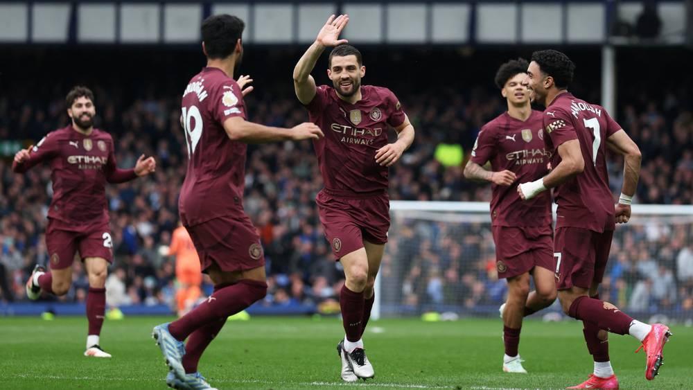مانشستر سيتي يحقق فوزًا ثمينًا على إيفرتون في سباق التأهل لدوري الأبطال