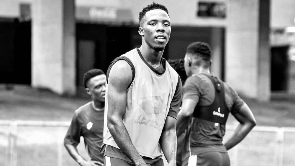 وفاة لاعب فريق ديربان سيتي الجنوب أفريقي عن عمر يناهز 22 عاما خلال فترة الإحماء