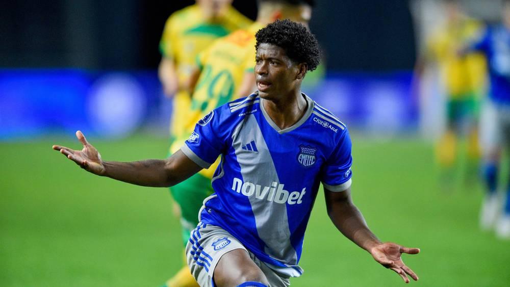 اختطاف زوجة وابن لاعب إكوادوري بينما كان هو مختبئا تحت السرير!