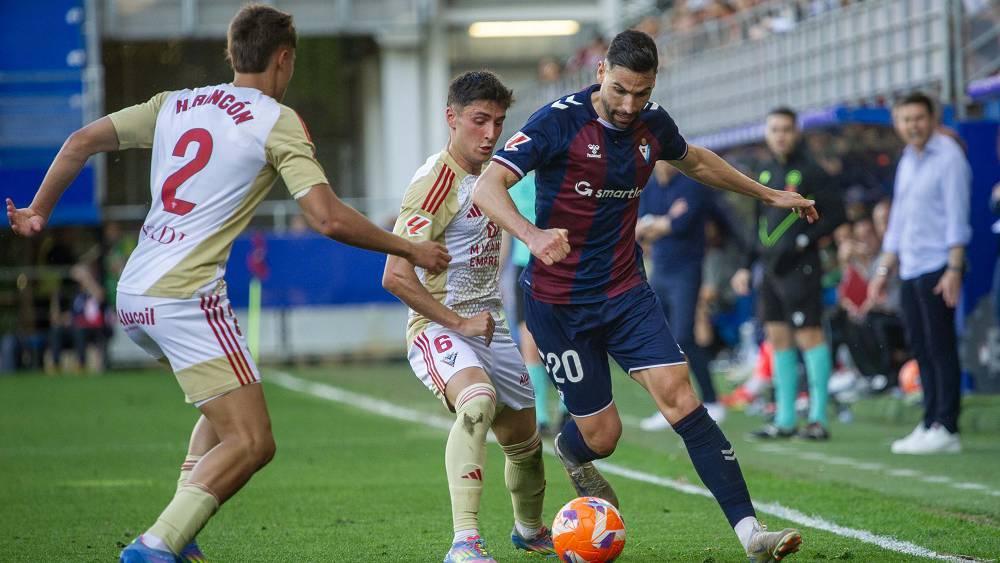 ميرانديس يهزم إيبار على أرضه (0-1) ويقترب من الصعود إلى "الليغا"