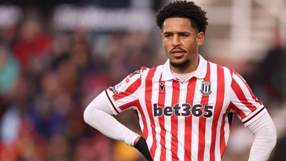 ريان مايي خارج حسابات ستوك سيتي الإنجليزي ومجموعة من الأندية تدخل على الخط