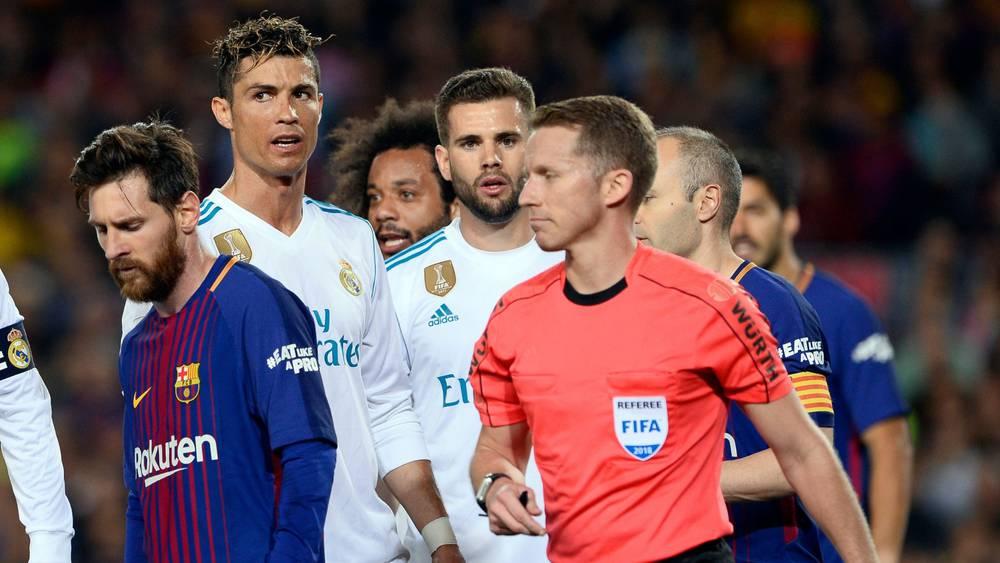 "هيرنانديز هيرنانديز" يقود مباراة برشلونة ضد ريال مدريد.. الحكم سبق وأن أدار "الكلاسيكو" 4 مرات