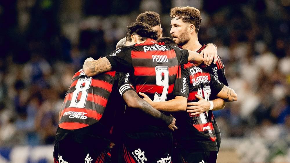 لاعبو فلامينغو البرازيلي يتعرضون لهجوم مسلح خلال عودتهم إلى "ريو دي جانيرو" بعد مباراة سنترال دي كوردوبا الأرجنتيني