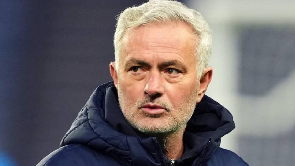 مورينيو: "أختار التشكيلة بواسطة قطع معدنية أرميها في الهواء.. من ظل على الطاولة يلعب ومن سقط يجلس على مقاعد البدلاء"!