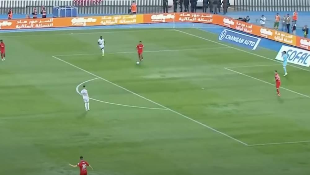 جودة أرضية ملعب "دونور" في مباراة الوداد وإشبيلية تطرح علامات استفهام وتُسائل أشهرا من الإصلاحات