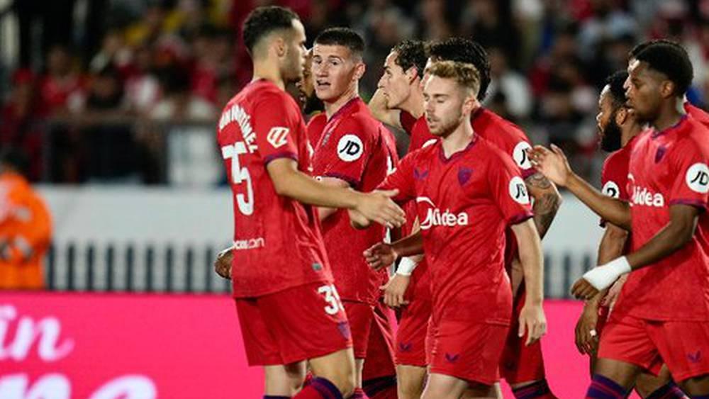 شهدت إجراء مباراة ودية ضد الوداد وتكريم لبونو.. نادي إشبيلية الإسباني يختتم زيارته للمملكة المغربية